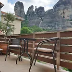 The House Under The Rocks Of Meteora 1 아파트